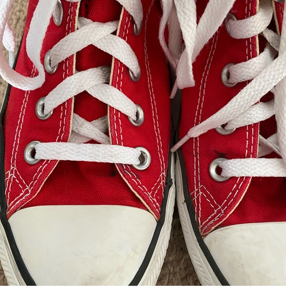 Red High Top Chuck Taylor Converse size 7.5 women/5.5 men - Picture 3 of 5